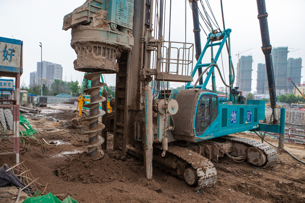 山河智能雙動力頭強力多功能鉆機助力青島都心商業中心建設