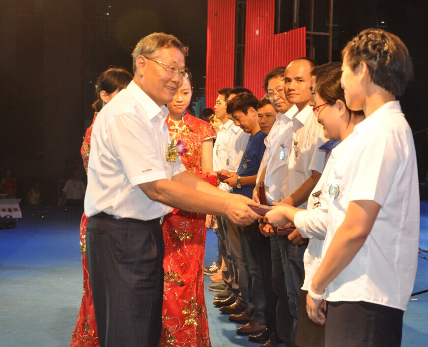 新征程 新跨越 山河智能十五周年慶典大會暨新產(chǎn)品新技術交流會隆重舉行