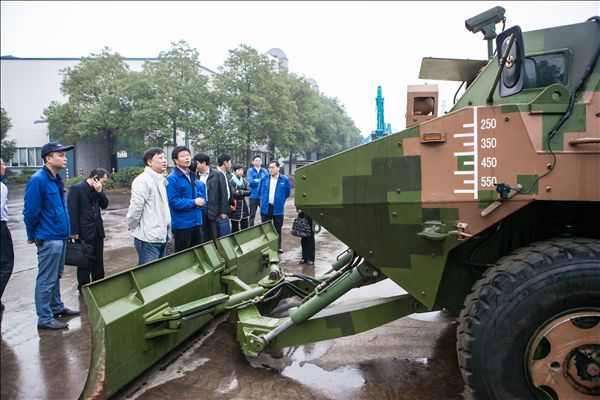 國(guó)家發(fā)改委國(guó)防動(dòng)員研究發(fā)展中心畢智勇主任一行考察山河智能