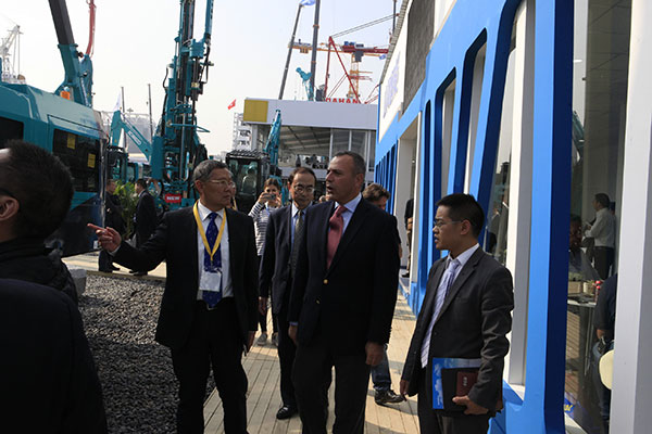 山河智能寶馬展用創(chuàng)新傾倒客戶，現(xiàn)場簽單兩億元