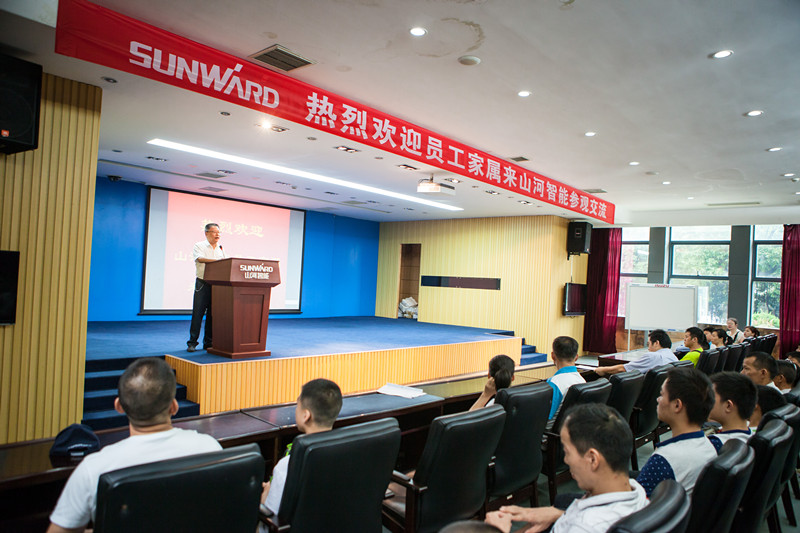 開挖機(jī)，坐游艇、飛機(jī) 山河智能開展員工家屬開放日活動(dòng)