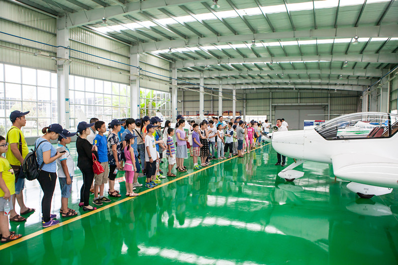 開挖機(jī)，坐游艇、飛機(jī) 山河智能開展員工家屬開放日活動(dòng)