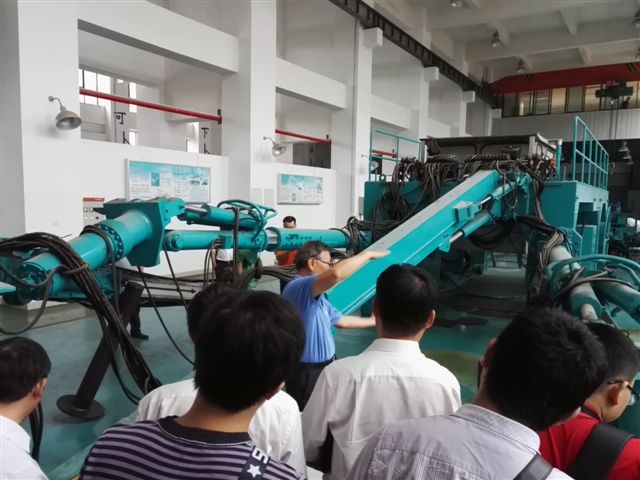 鶴發(fā)銀絲映日月，丹心熱血沃新花