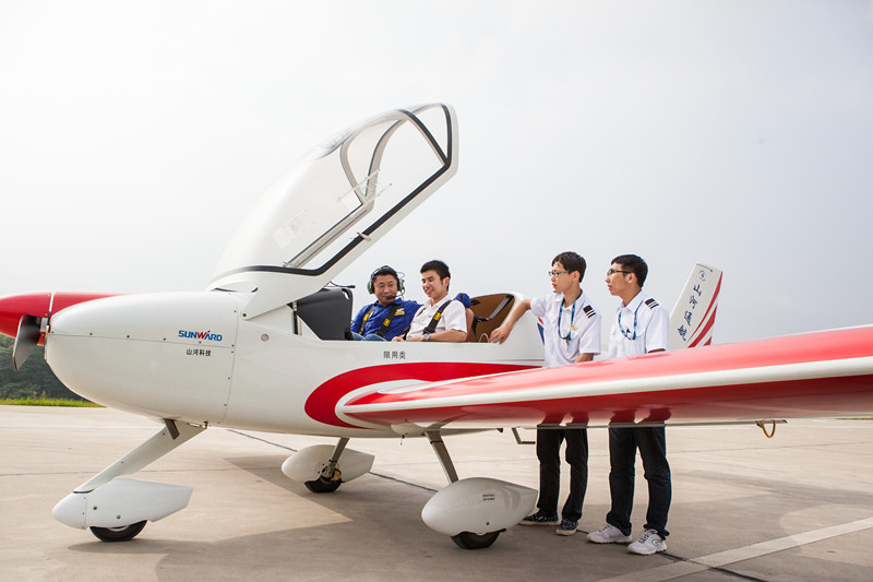 開挖機(jī)，坐游艇、飛機(jī) 山河智能開展員工家屬開放日活動(dòng)