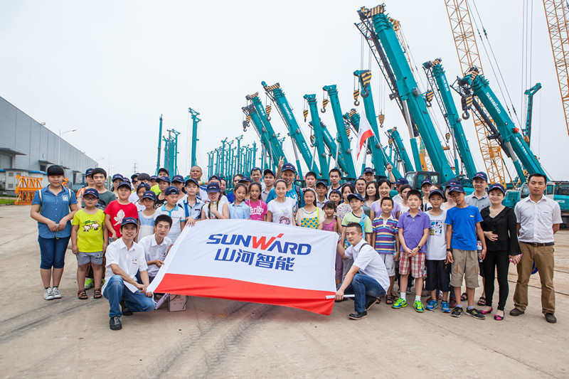 開挖機(jī)，坐游艇、飛機(jī) 山河智能開展員工家屬開放日活動(dòng)