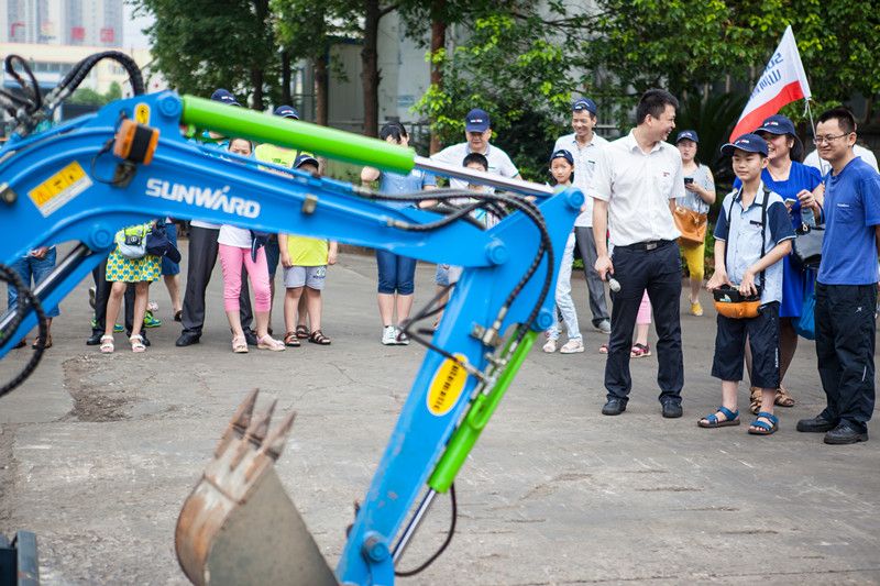 開挖機(jī)，坐游艇、飛機(jī) 山河智能開展員工家屬開放日活動(dòng)