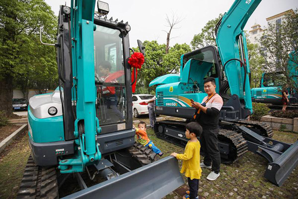 紅四月，山河智能挖掘機促銷會節(jié)節(jié)攀升