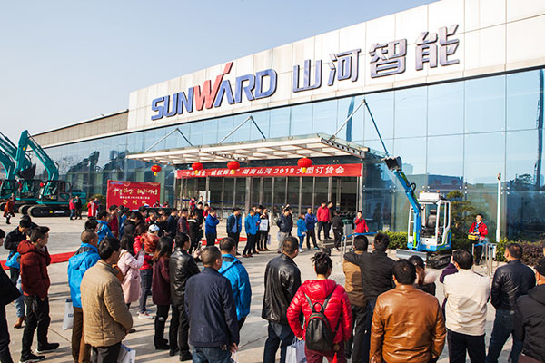 十年相隨，成就彼此，來聽聽山河智能挖掘機客戶的真實聲音