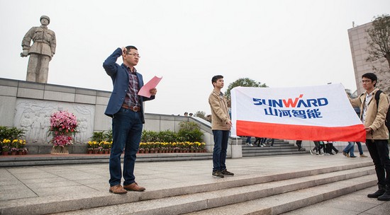 愛(ài)崗敬業(yè)，踐行雷鋒精神