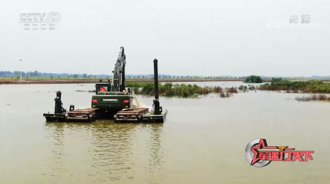 水陸兩用挖掘機(jī)亮相央視！山河智能應(yīng)急救援“猛將”出戰(zhàn)