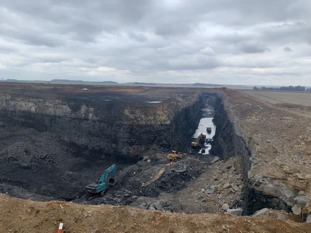 挑戰(zhàn)礦山難題！山河智能95噸級礦用挖掘機成功進入非洲市場