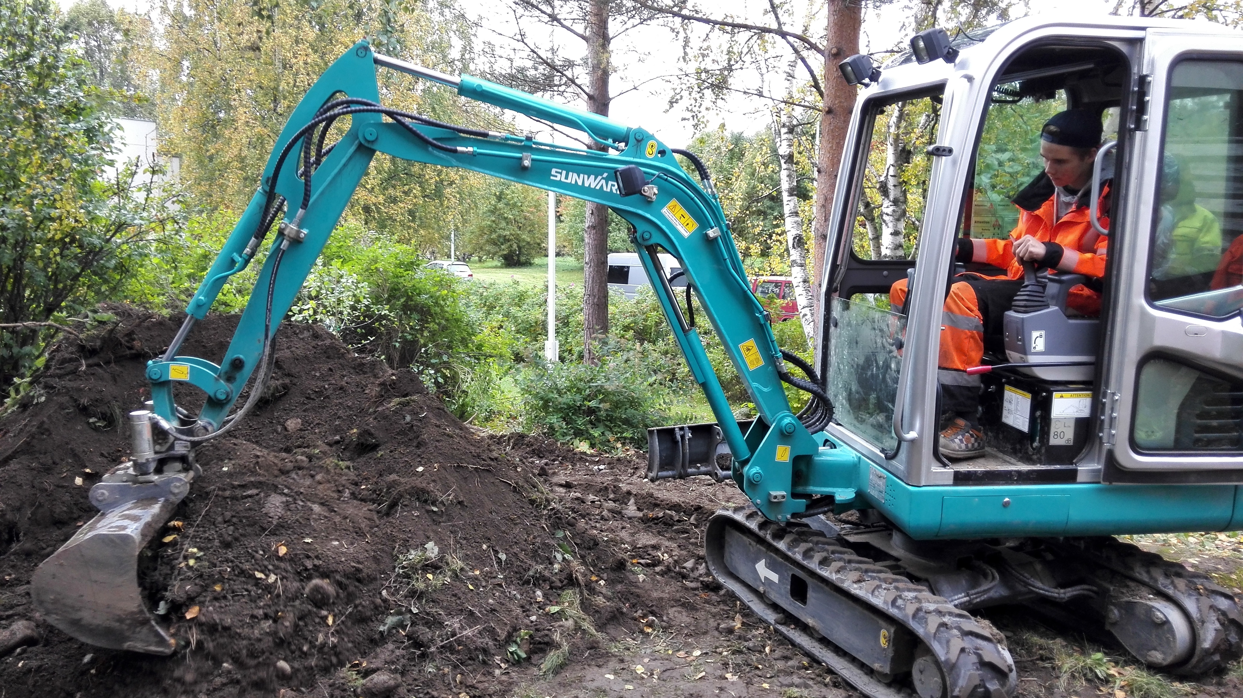 國產(chǎn)小型挖掘機價格多少錢一臺？