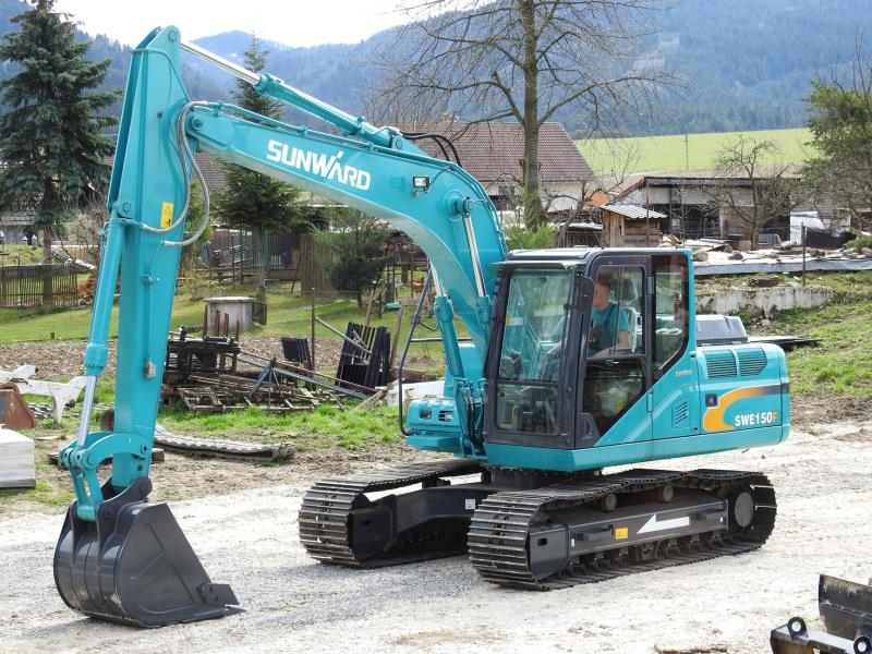 一輛中型的挖掘機(jī)的價(jià)格是多少?