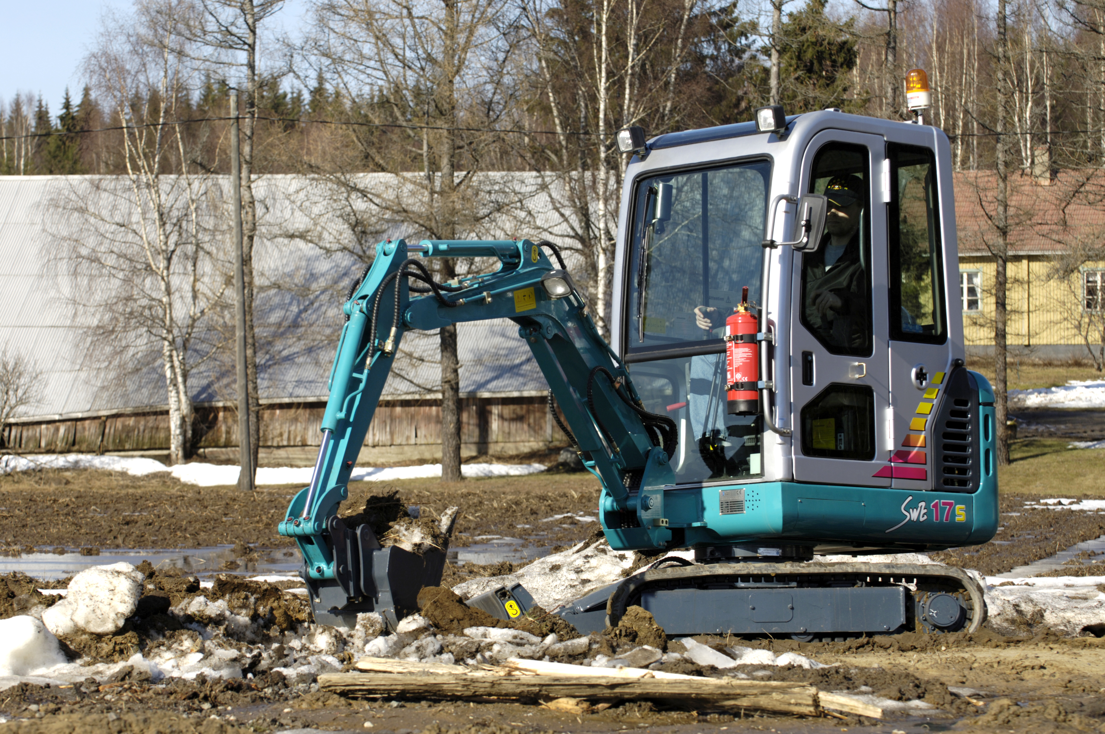 國產(chǎn)小挖掘機價格是多少？