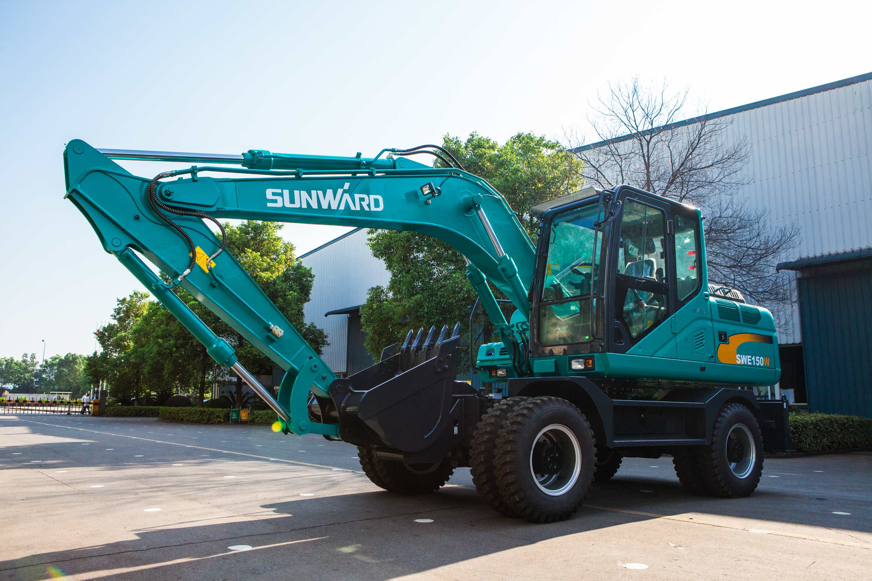 輪胎式挖掘機(jī)和履帶式挖掘機(jī)，你更看好哪個(gè)？