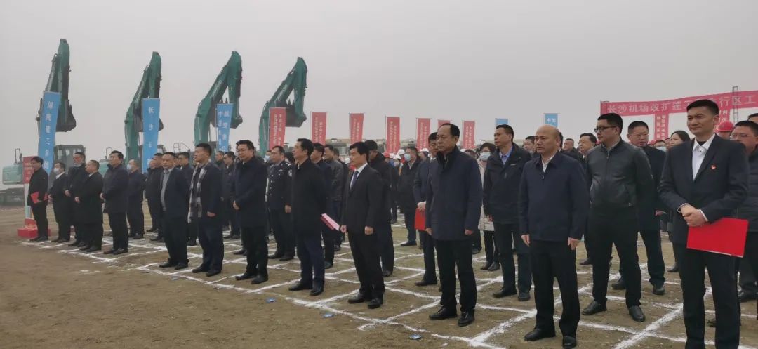 “山河綠”精彩亮相！山河智能裝備全面助力長(zhǎng)沙機(jī)場(chǎng)改擴(kuò)建項(xiàng)目