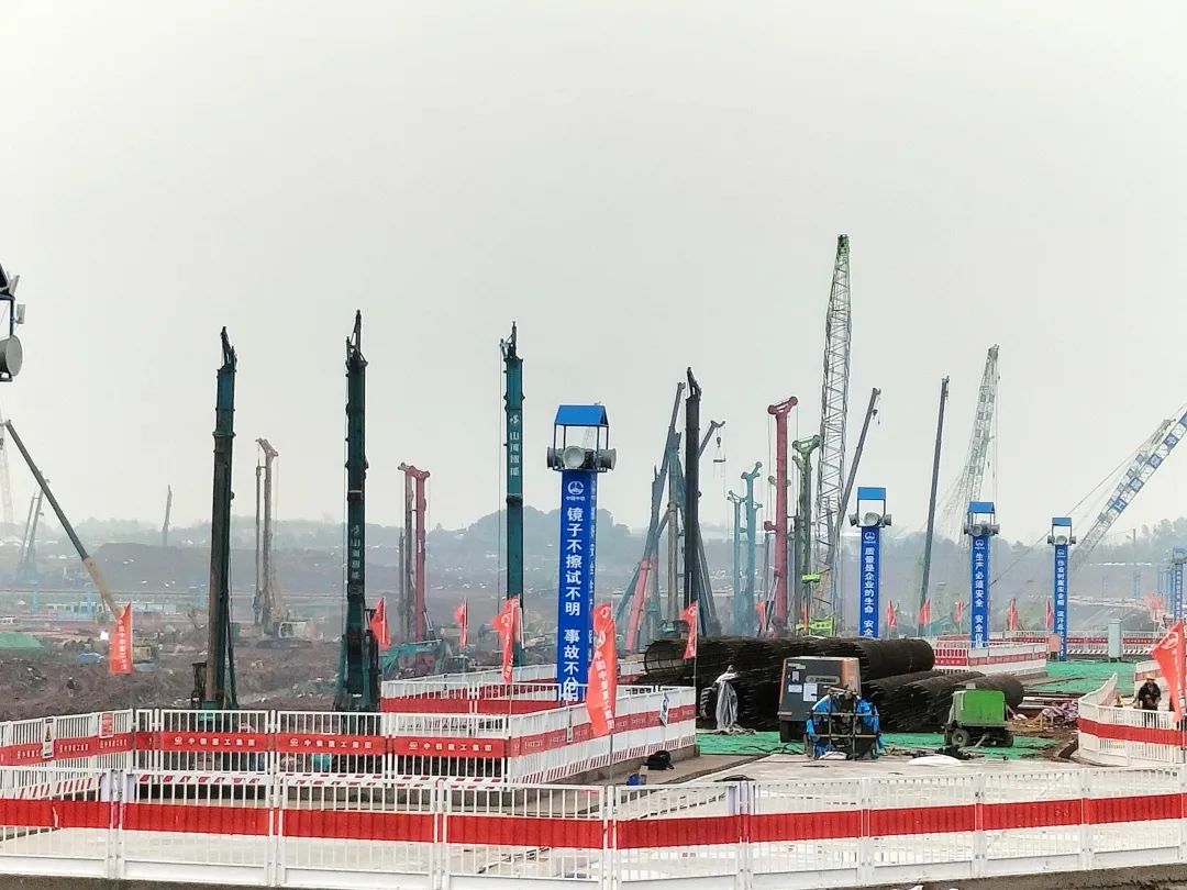 “山河綠”精彩亮相！山河智能裝備全面助力長(zhǎng)沙機(jī)場(chǎng)改擴(kuò)建項(xiàng)目