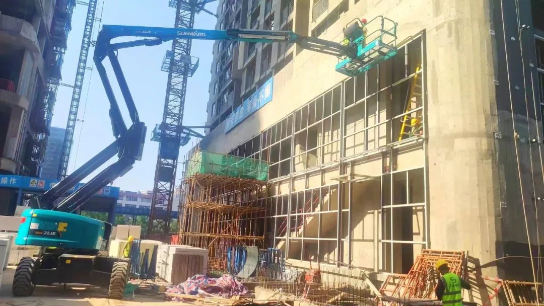 正式“上崗”！山河智能首臺電動曲臂式高空作業平臺入駐華南市場