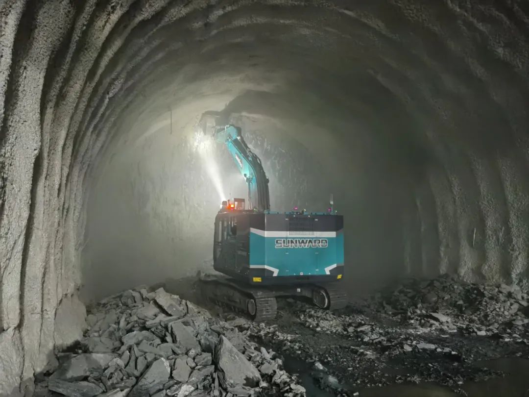 征戰川藏鐵路！山河智能新一代電動挖掘機成功交付