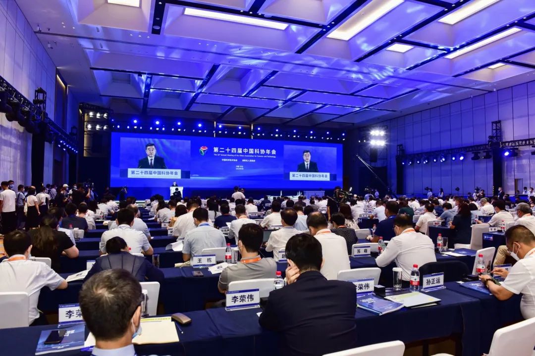 何清華在第二十四屆中國科協年會作主旨報告：制造業高地源自體系