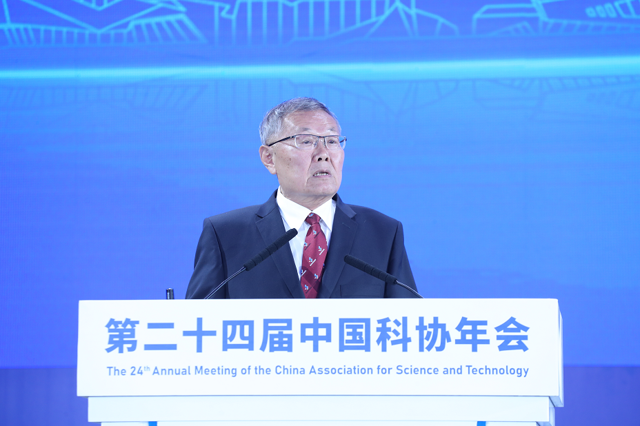 何清華在第二十四屆中國科協年會作主旨報告：制造業高地源自體系