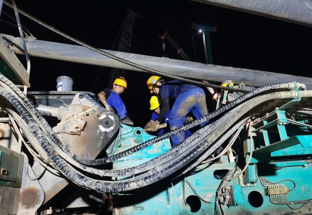 “創(chuàng)造施工奇跡！”他們和山河智能“超級(jí)樁備”一起助建燕磯長江大橋