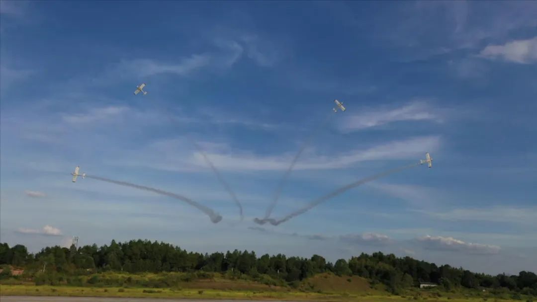 空中開花、大坡度盤旋、俯沖躍升……看山河飛行表演隊炫技2022湖南航展動態展