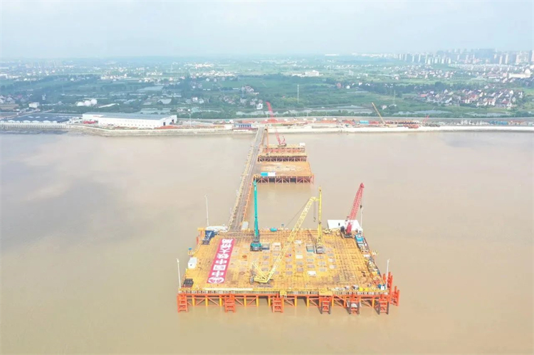 再戰世界級工程！山河智能超級旋挖鉆機SWDM800H助建杭州灣跨海鐵路橋項目