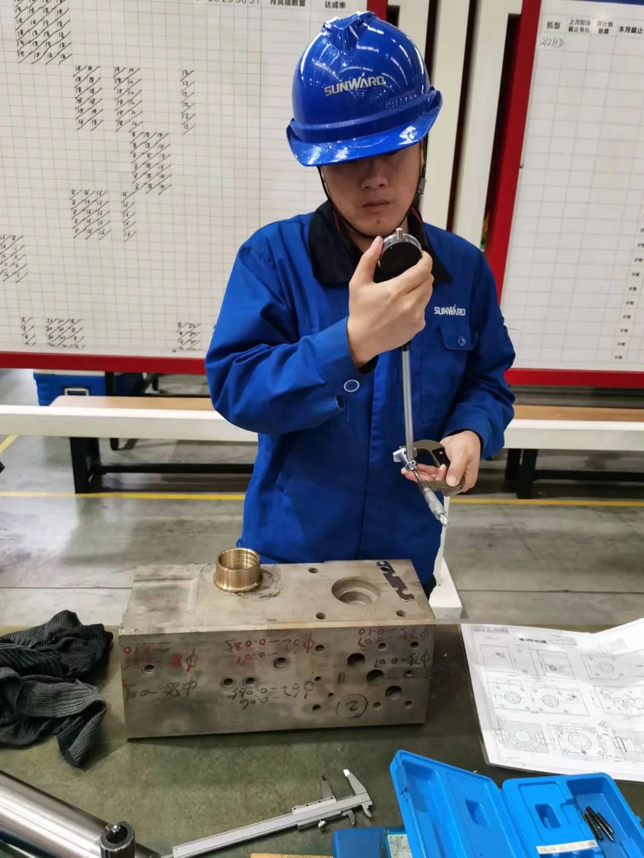 看山河工匠們?nèi)绾斡靡浑p巧手“拿捏”工作、創(chuàng)造“奇跡”