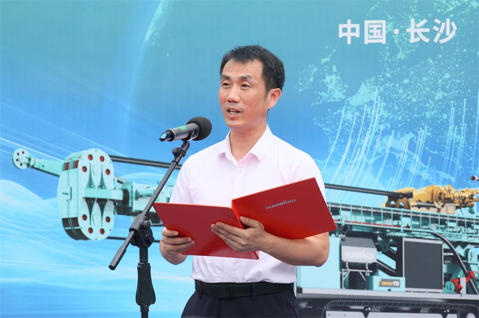 引領(lǐng)綠色科技新篇章！山河智能新能源鉆機成功交付