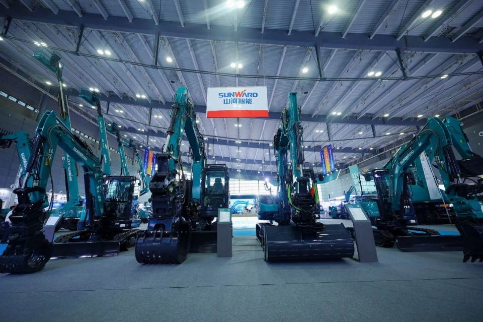 2025 CICEE | 從單一工具邁向多元化解決方案，山河智能呈現(xiàn)非凡挖掘機(jī)風(fēng)采