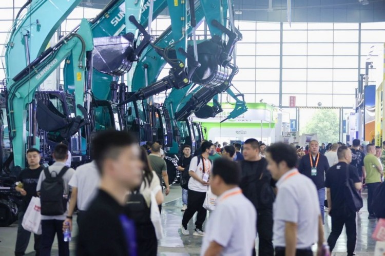 2025 CICEE | 打造極致精品化，山河智能挖掘機(jī)“圈粉”長(zhǎng)沙展