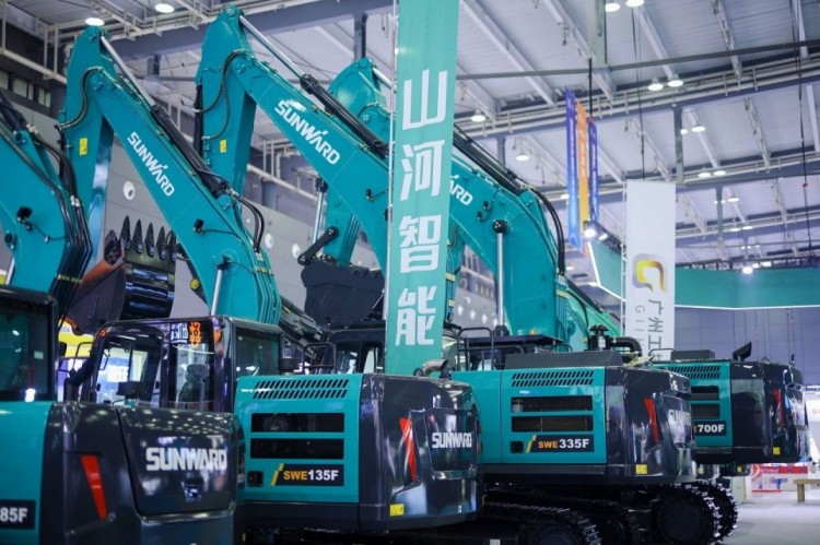 2025 CICEE | 打造極致精品化，山河智能挖掘機(jī)“圈粉”長(zhǎng)沙展