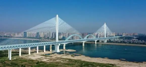 再戰(zhàn)“世界級(jí)工程”！山河智能旋挖鉆機(jī)助力宜昌長(zhǎng)江公鐵大橋建設(shè)