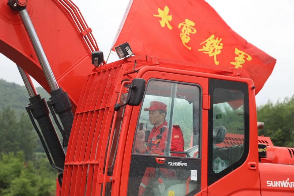 硬核破解“最后一公里”難題，山河智能應(yīng)急救援設(shè)備助力“應(yīng)急使命·2025”演習！