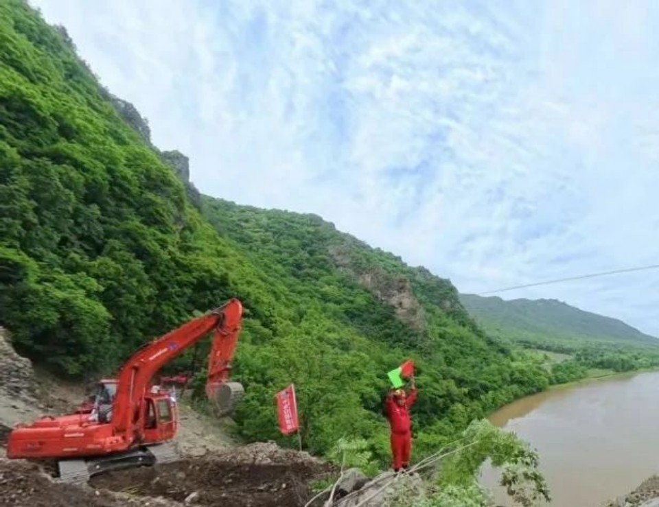 硬核破解“最后一公里”難題，山河智能應(yīng)急救援設(shè)備助力“應(yīng)急使命·2025”演習！