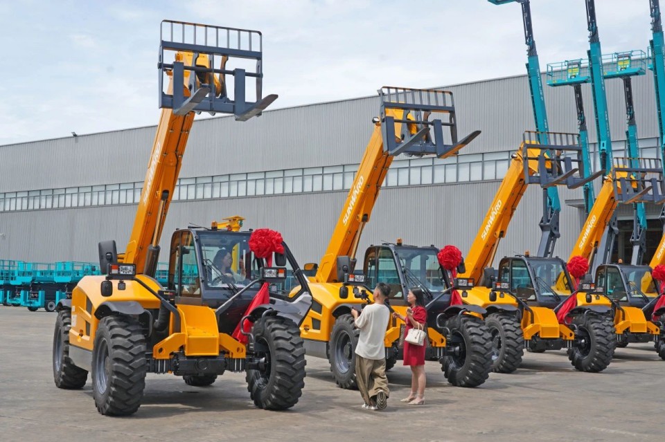 山河智能伸縮臂叉裝車批量交付，即將奔赴新一線