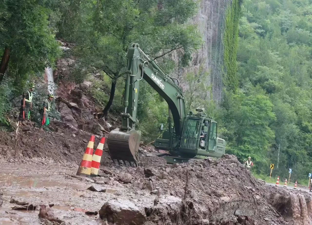 關(guān)注！山河智能應(yīng)急救援裝備助力武警沖鋒北京暴雨搶險(xiǎn)救災(zāi)一線！