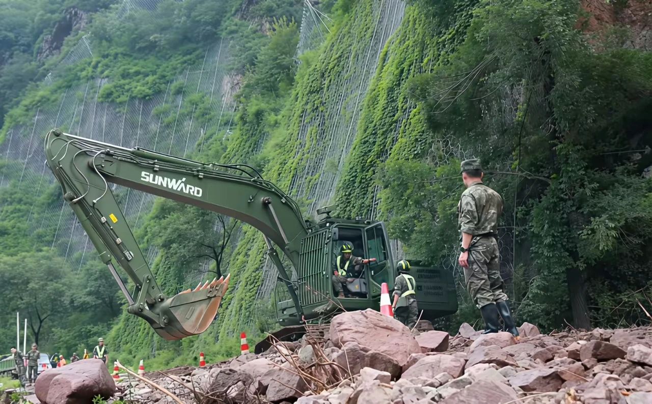 關(guān)注！山河智能應(yīng)急救援裝備助力武警沖鋒北京暴雨搶險(xiǎn)救災(zāi)一線！