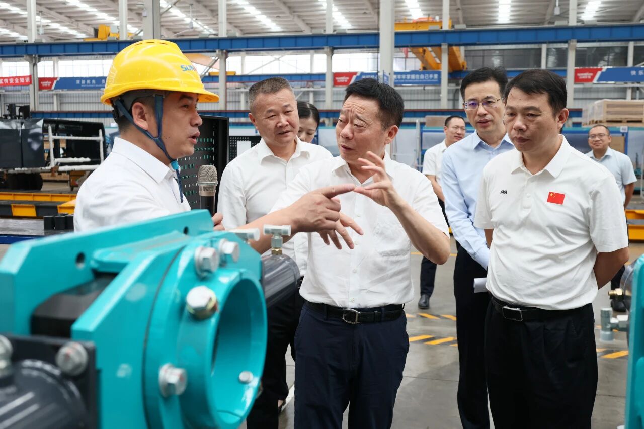 湖南省政協(xié)副主席、省工程機械產業(yè)鏈鏈長何寄華調研山河智能