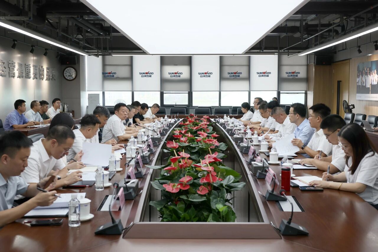 湖南省政協(xié)副主席、省工程機械產業(yè)鏈鏈長何寄華調研山河智能