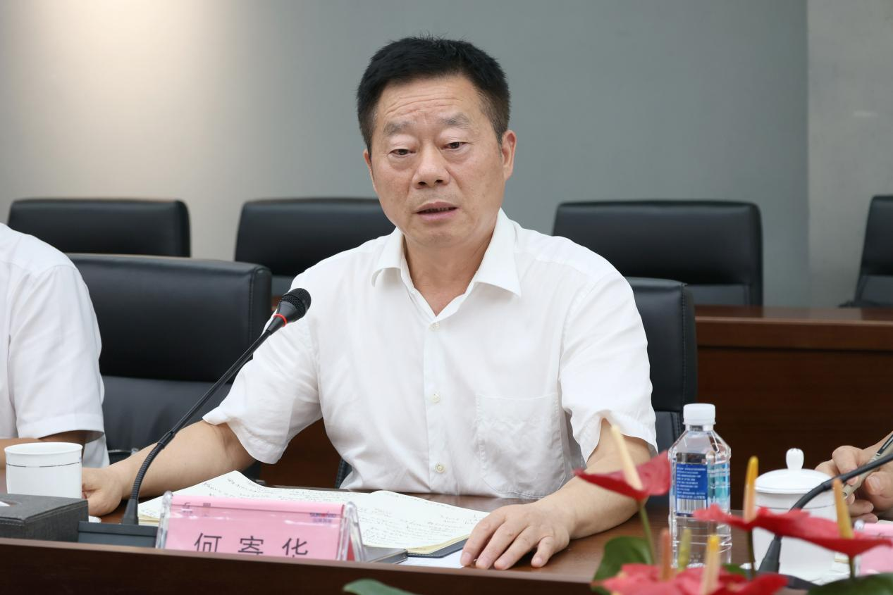 湖南省政協(xié)副主席、省工程機械產業(yè)鏈鏈長何寄華調研山河智能