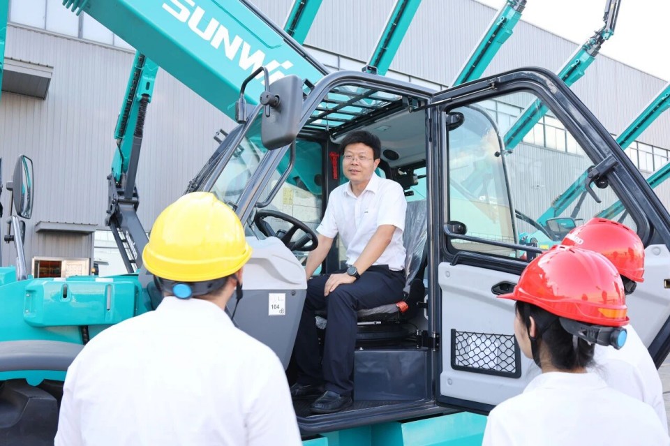 高端機型“雙箭齊發”！山河智能兩款伸縮臂叉裝車成功下線