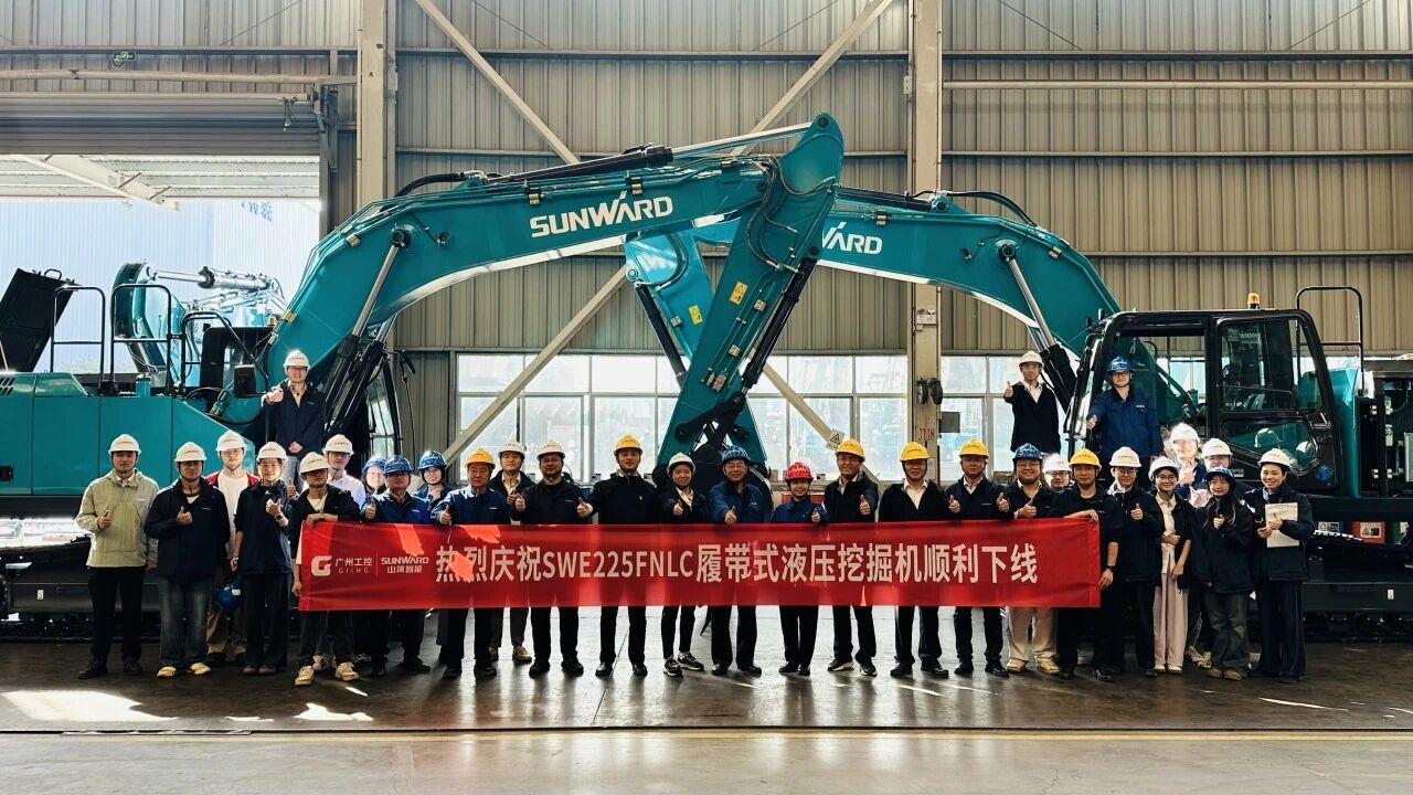 “雙子星”閃耀！山河智能兩款履帶式液壓挖掘機成功下線