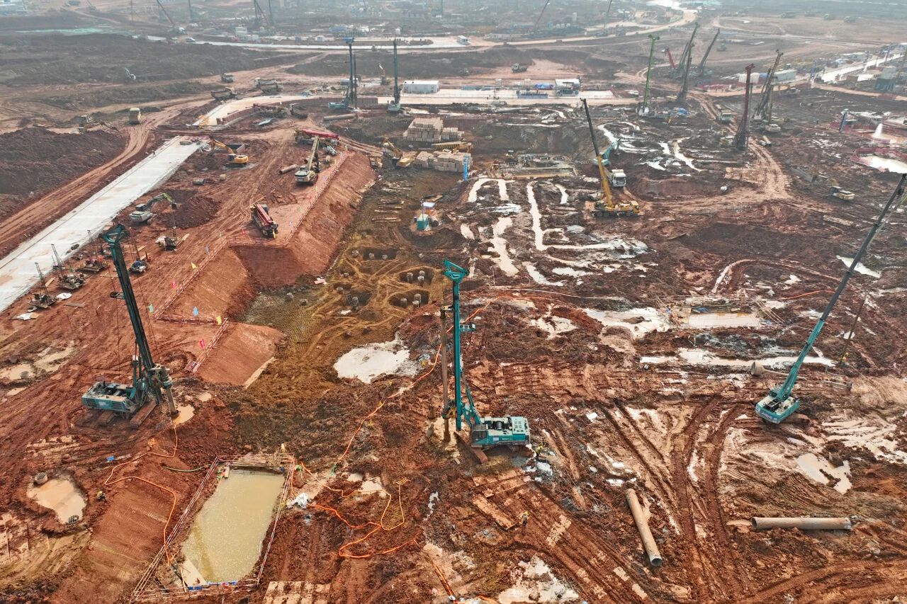 刷新“進(jìn)度條”、構(gòu)筑新地標(biāo)！山河智能旋挖集群助力長(zhǎng)沙奧體中心建設(shè)