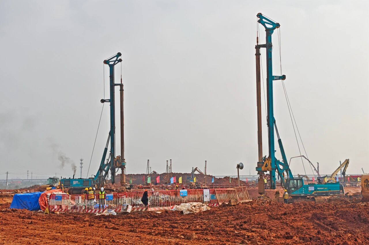 刷新“進(jìn)度條”、構(gòu)筑新地標(biāo)！山河智能旋挖集群助力長(zhǎng)沙奧體中心建設(shè)