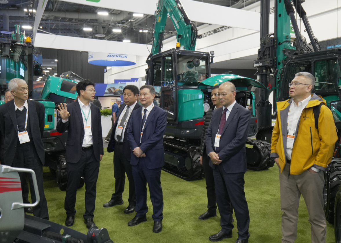 2026美國(guó)拉展 | 中國(guó)工程機(jī)械工業(yè)協(xié)會(huì)會(huì)長(zhǎng)蘇子孟一行到訪山河智能展位