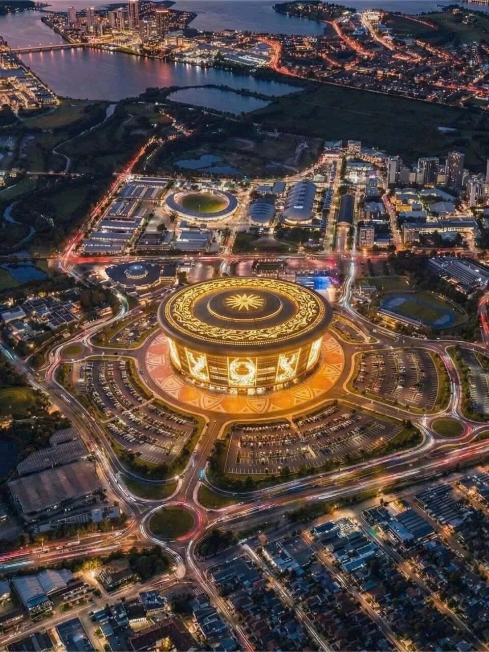 山河智能液壓靜力壓樁機集群作業(yè)，為越南最大體育場筑牢根基