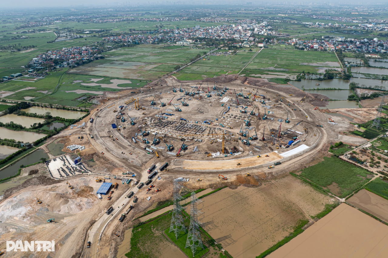 山河智能液壓靜力壓樁機集群作業(yè)，為越南最大體育場筑牢根基