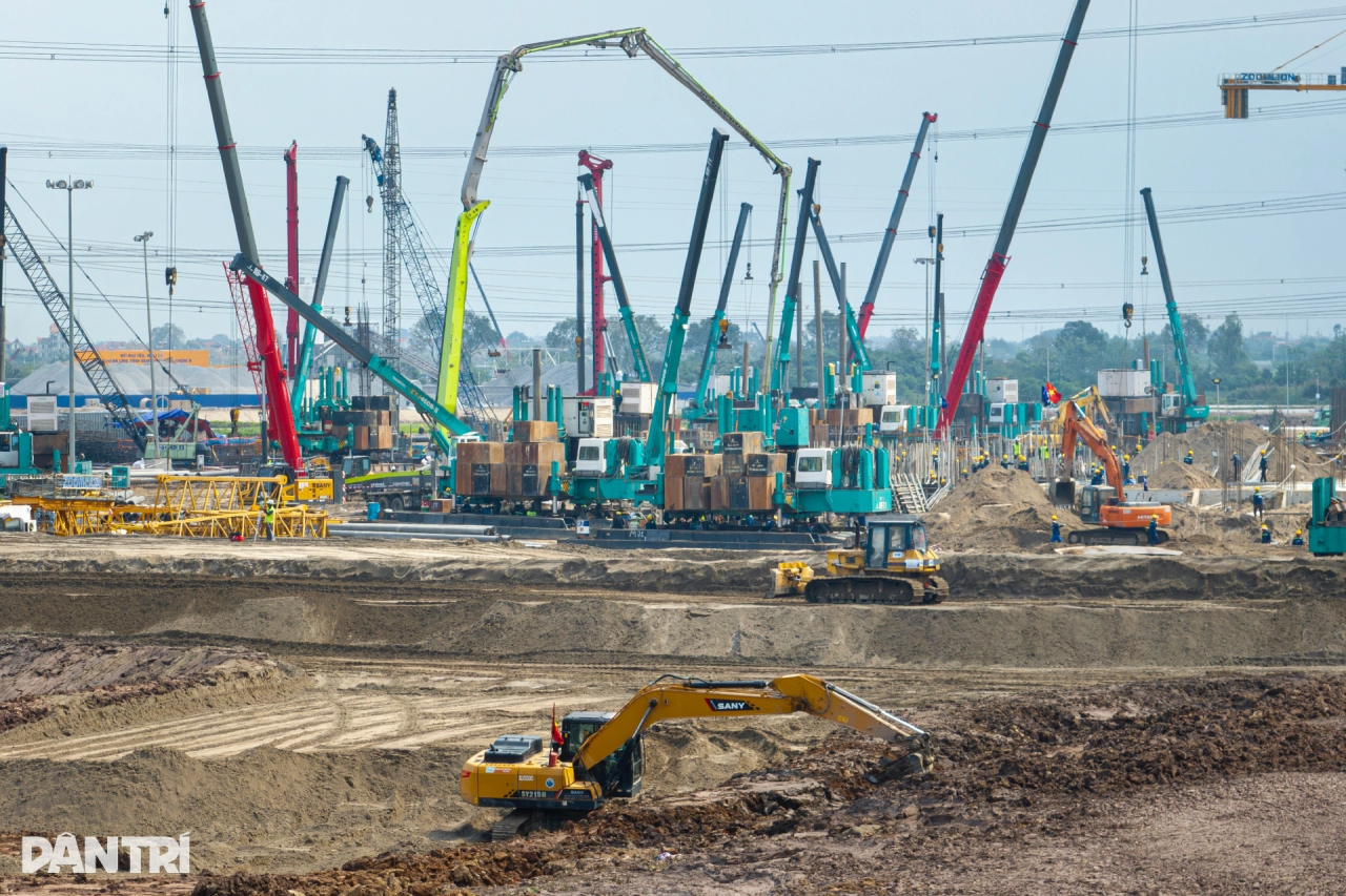 山河智能液壓靜力壓樁機集群作業(yè)，為越南最大體育場筑牢根基